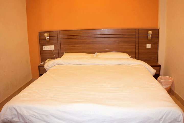 Room 4 of 13