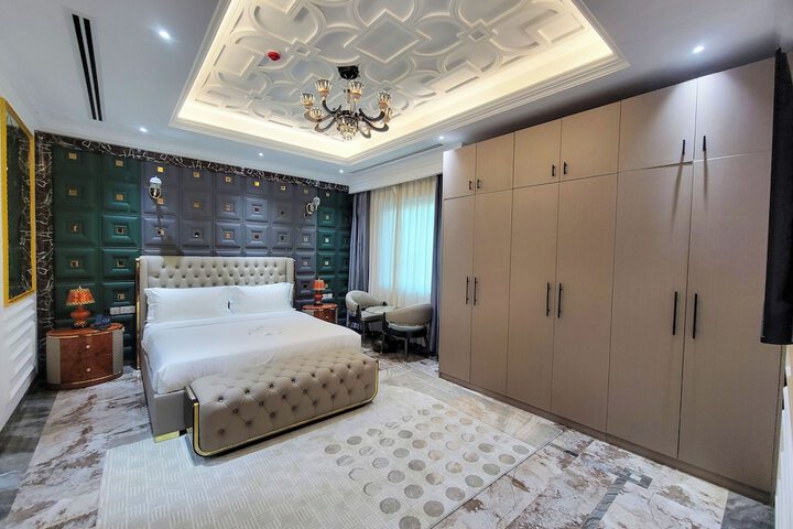 Room 11 of 40