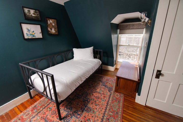 Room 6 of 61