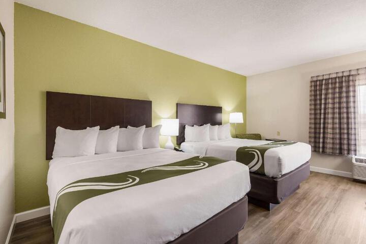 2 Queen Beds (8 of 9)