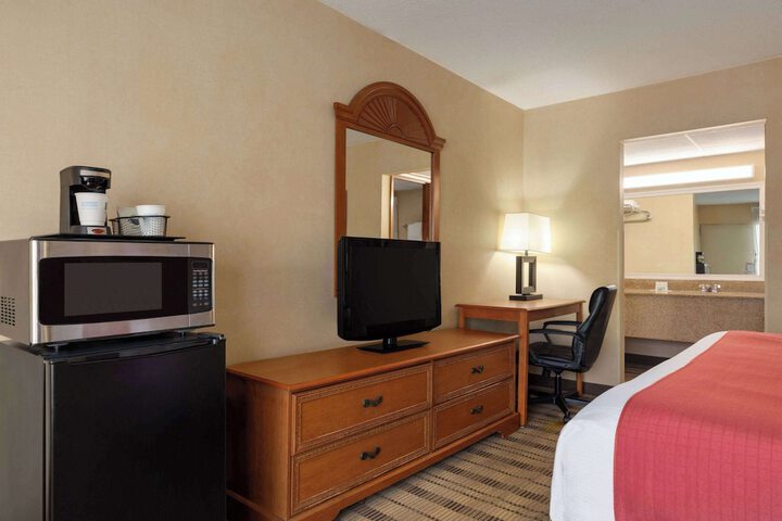 1 King Bed (6 of 7)