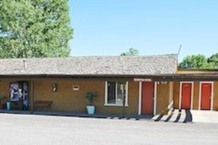 Oregon Motel 8 &  RV Park in Klamath Falls, OR