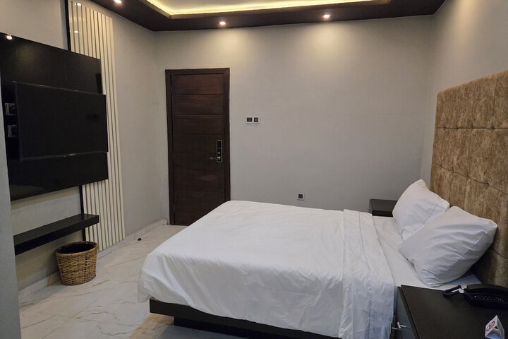 Room 11 of 32