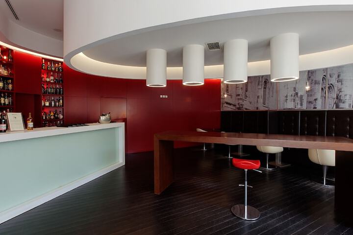 Lounge 35 of 58