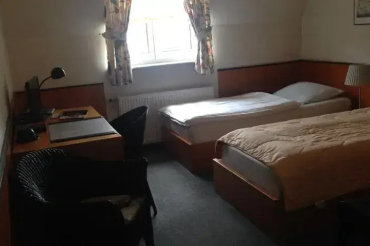 Room 4 of 17