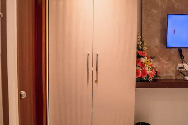 Room 13 of 76