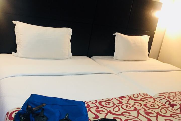 Room 11 of 77