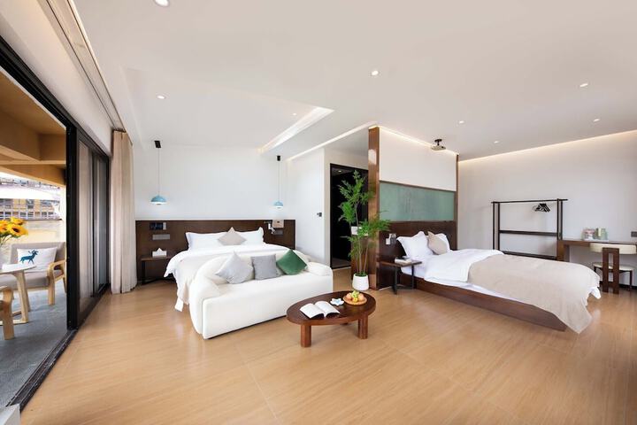 Room 8 of 61