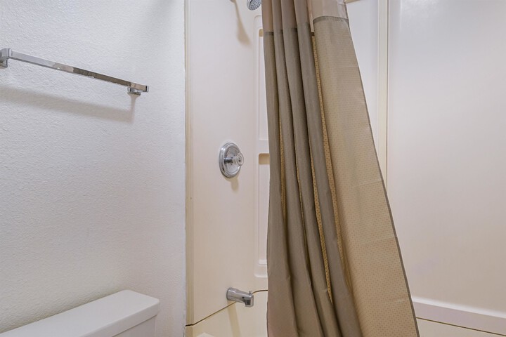 2 Double Beds (14 of 17)