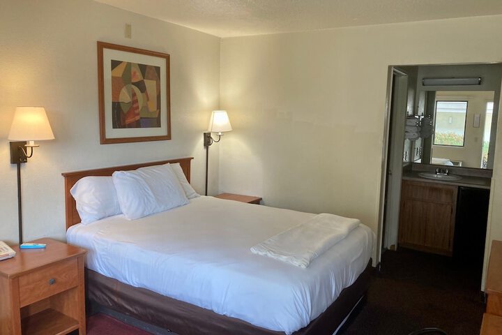 1 Queen Bed (4 of 5)