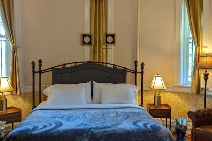 Deluxe King Bed (10 of 41)