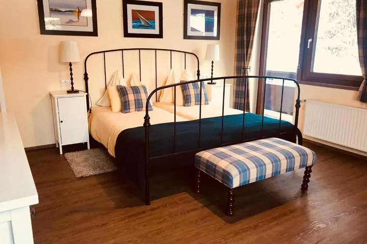 Room 2 of 9