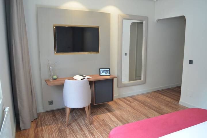 Room 5 of 121