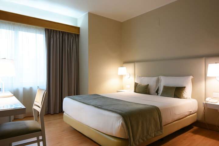 Room 10 of 76