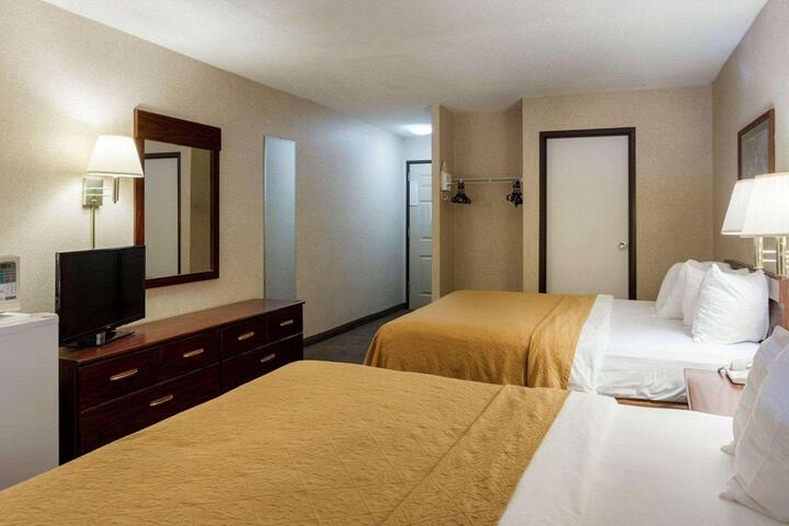 2 Queen Beds (1 of 6)