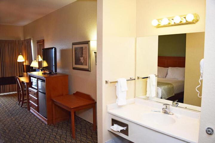 2 Queen Beds Jacuzzi (1 of 16)