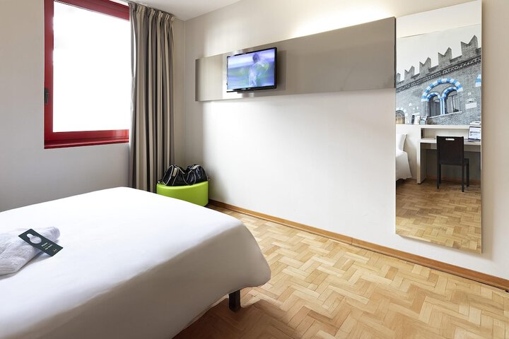 Room 12 of 39