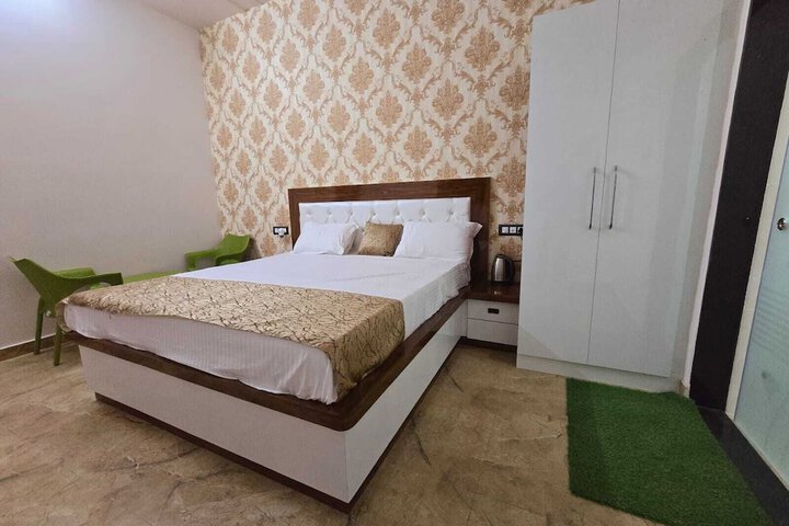 Room 3 of 16