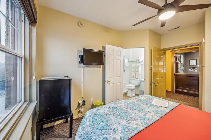 Room 12 of 118