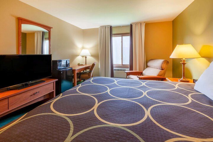 1 King Bed (1 of 11)