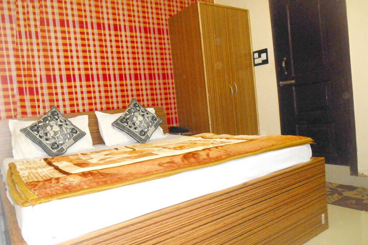 Room 4 of 12