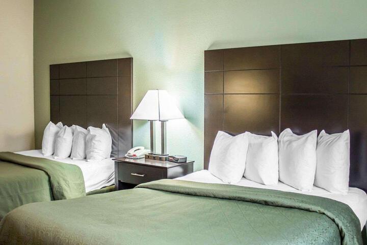 1 Queen Bed (6 of 8)