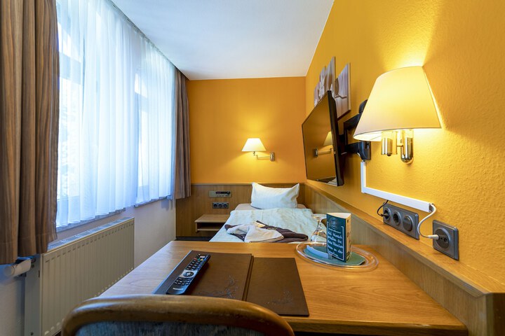 Room 6 of 27