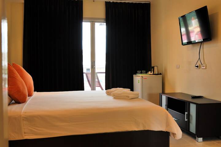 Room 2 of 33