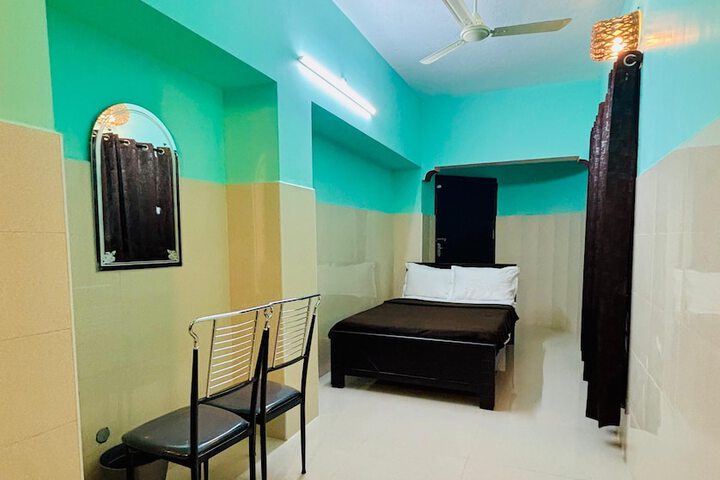 Room 4 of 8