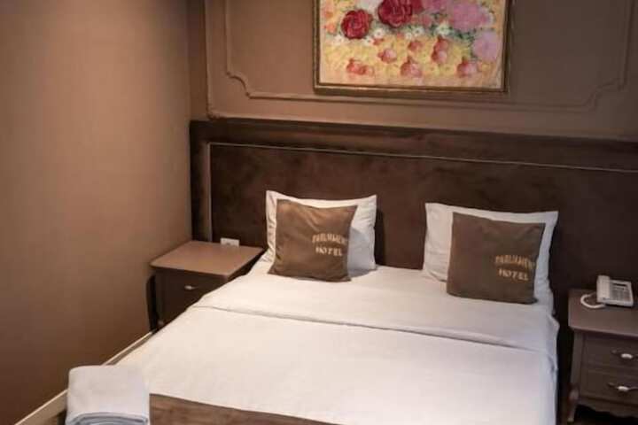 Room 8 of 84