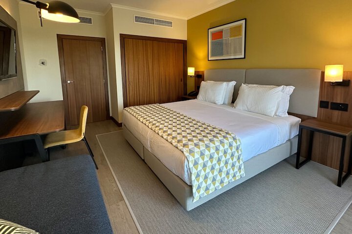 Room 8 of 77