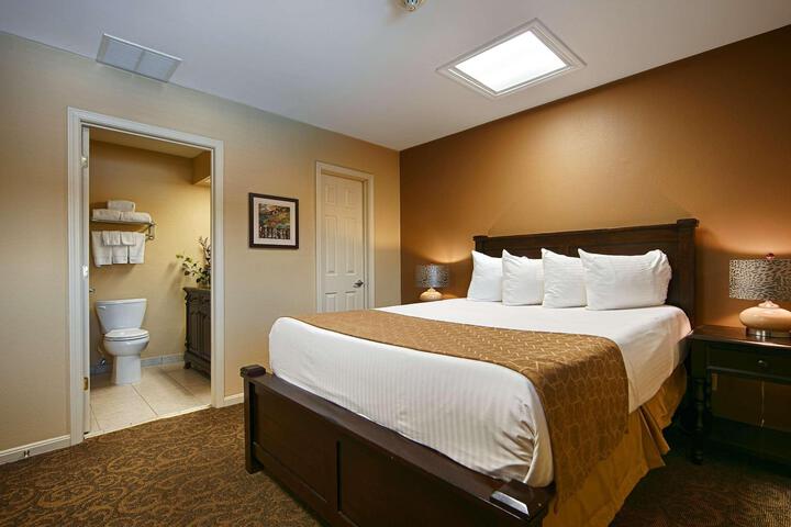 1 King Bed High Speed Internet Accessible Coffee Maker, Hairdryer Iron and Ironing Board (4 of 7)