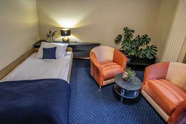 Room 16 of 38
