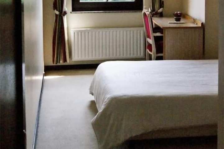 Room 10 of 33