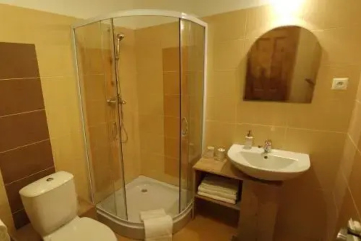 Room 6 of 16