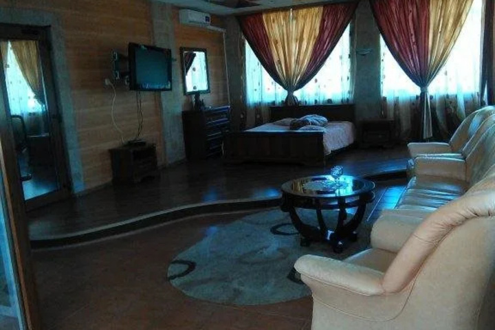 Room 7 of 12