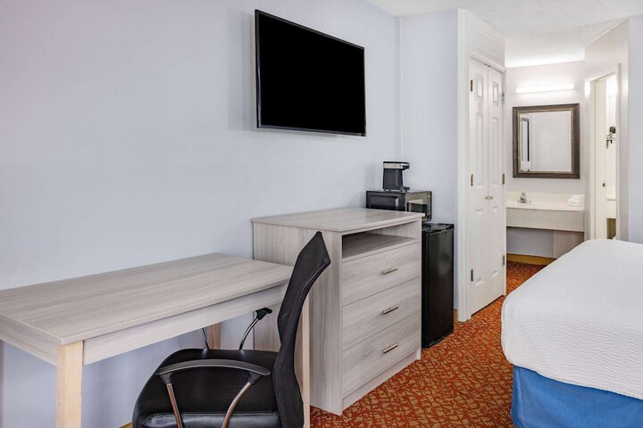 1 King Bed (8 of 10)