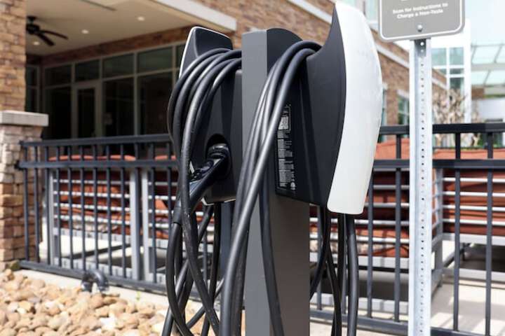 Electric vehicle charging station