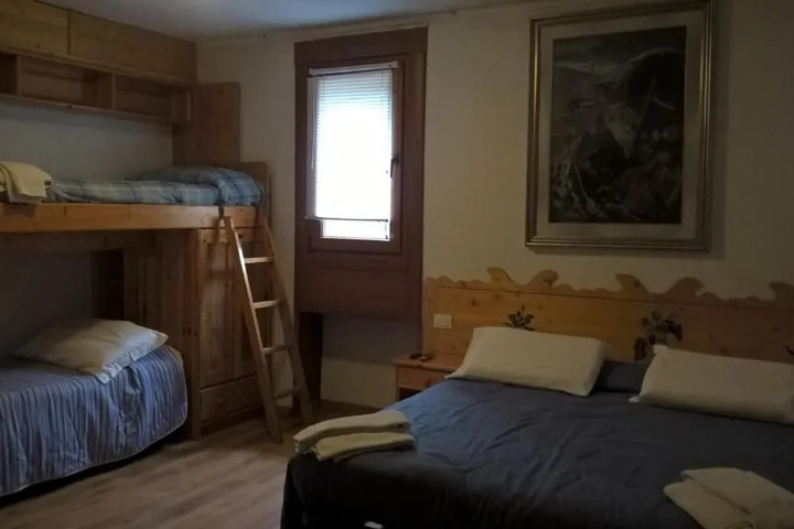 Room 4 of 9