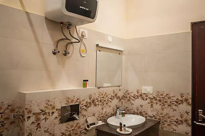 Room 32 of 66