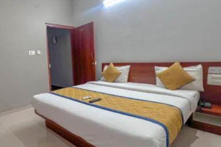 Fabhotel Gateway Suites