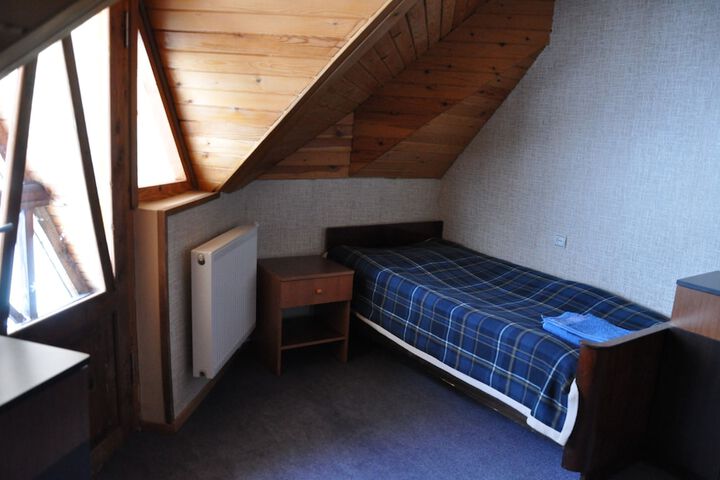 Room 9 of 13