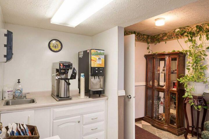 Breakfast/Coffee Service 6 of 12