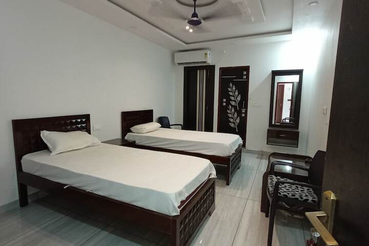 Room 6 of 33