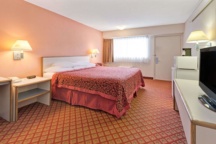 1 King Bed (5 of 10)
