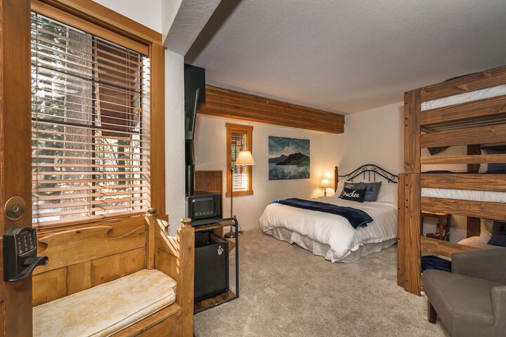 Deluxe Studio Suite Multiple Beds Refrigerator, Microwave Ground Floor (9 of 11)