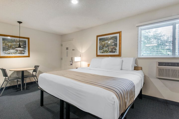 Standard | King Bed (5 of 8)