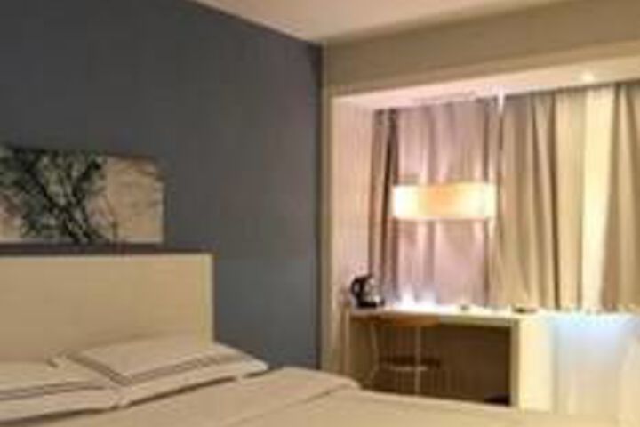 Room 11 of 31