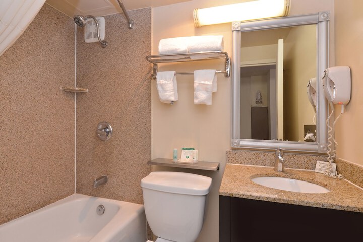 Quadruple with Double Bed (6 of 12)