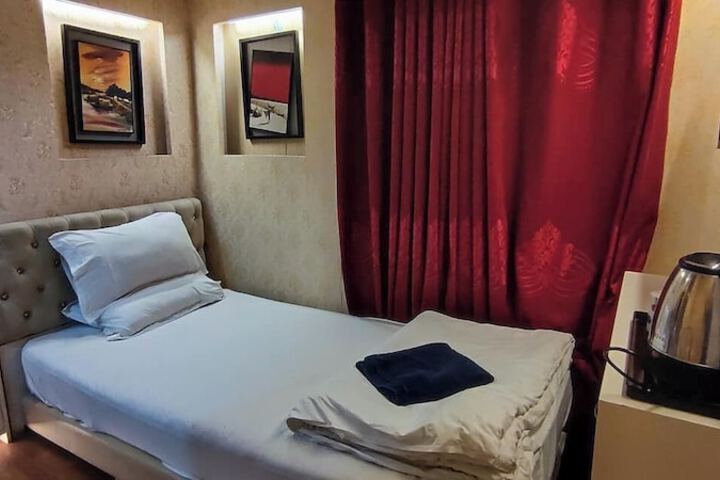 Room 8 of 40